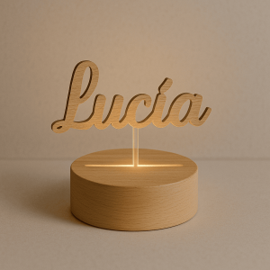 Lámpara con nombre tallado 'Lucía'